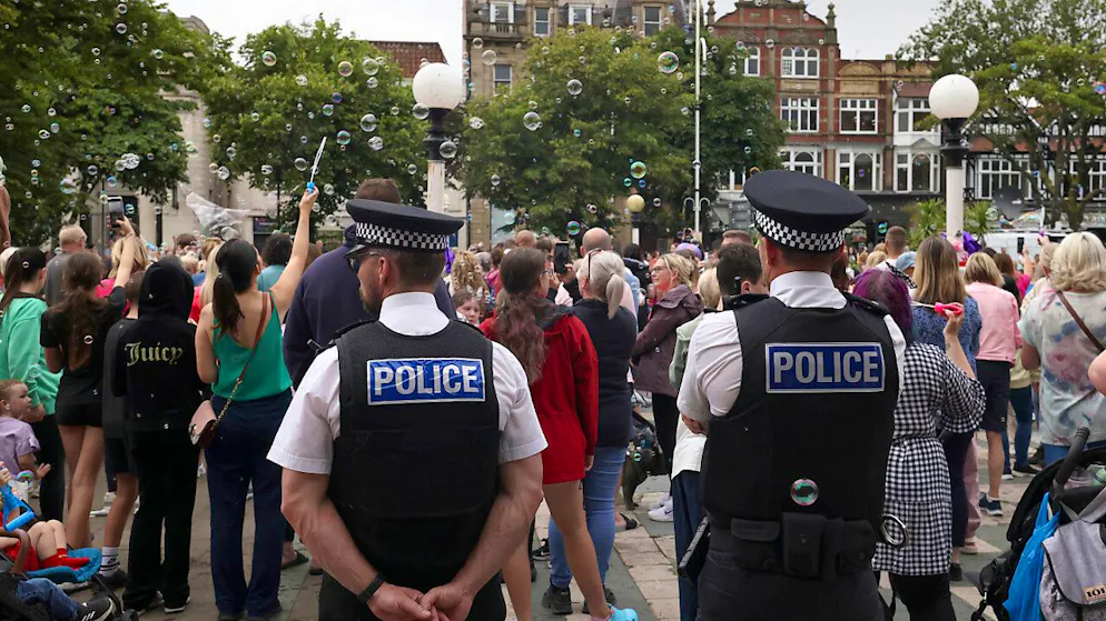 Bei einem Angriff im englischen Southport im August 2024 sind drei Mädchen getötet worden. Nun beginnt der Prozess gegen den Angeklagten. (Archivbild)