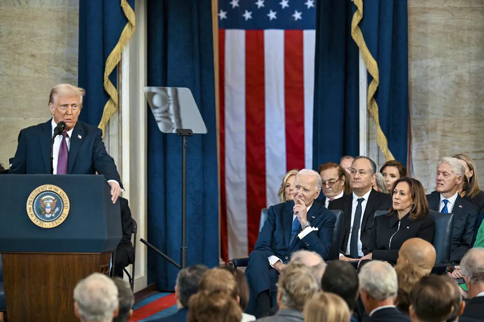 Giuramento Donald Trump. Da destra: l'ex presidente Bill Clinton, l'ex vicepresidente Kamala Harris, suo marito Doug Emhoff e l'ex presidente Joe Biden ascoltano il presidente Donald Trump.