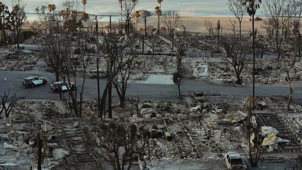 Abgebrannte Häuser in Pacific Palisades werden von der Polizei bewacht. (16. Januar 2025)