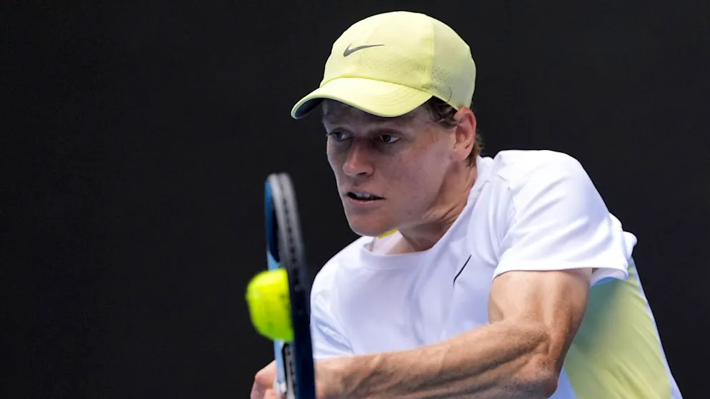 Jannik Sinner steht nach dem Viersatzsieg gegen den Dänen Holger Rune in den Viertelfinals