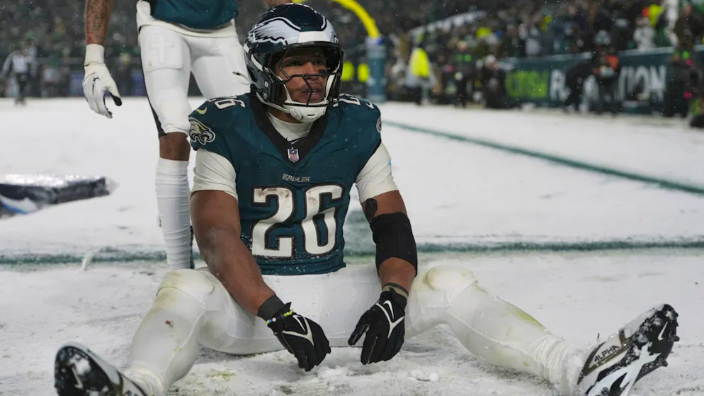 American Football. Snowfall and scary moments - Eagles and Bills complete the semi-finals