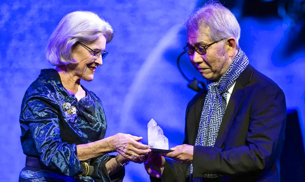WEF Crystal Award. Hilde Schwab, Chairwoman and co-founder of the Schwab Foundation for Social Entrepreneurship (l.), presents the Crystal Award to Riken Yamamoto. The Japanese architect received the award for his work in relation to sustainability and his design philosophy.
