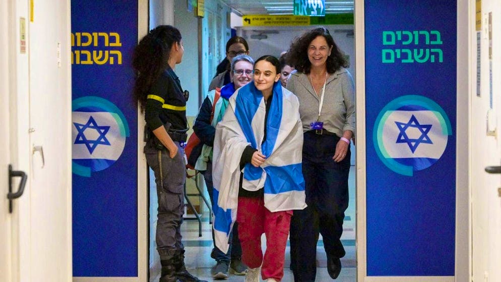 HANDOUT - This photo provided by the Israeli Government Press Office shows Emily Damari (M) arriving at a hospital in Israel after being freed from Hamas captivity in the Gaza Strip. Photo: -/GPO/dpa - ATTENTION: For editorial use only and only with full attribution of the above credit
