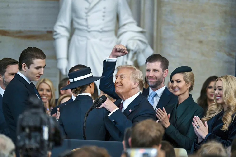 Giuramento Donald Trump. Il presidente Trump festeggia con parte della sua famiglia: da sinistra Barron Trump e Melania Trump, da destra Tiffany, Ivanka e Eric Trump.