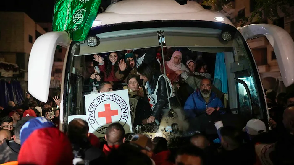 Un autobus che trasporta prigionieri palestinesi rilasciati arriva nella città cisgiordana di Beitunia