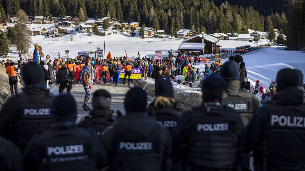 Grigioni. Arrestate 30 persone durante una manifestazione contro il WEF