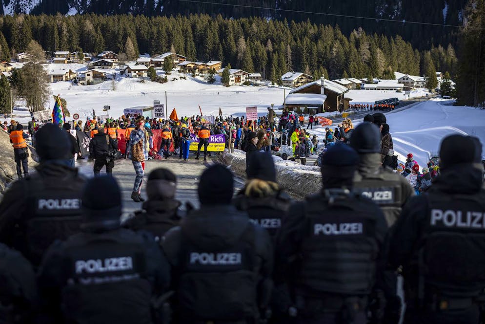 I manifestanti del collettivo «Strike WEF» bloccano la strada per Davos prima della riunione annuale del World Economic Forum, WEF, a Davos, in Svizzera, domenica 19 gennaio 2025. La protesta porta i manifestanti a camminare per due giorni da Kueblis a Davos.