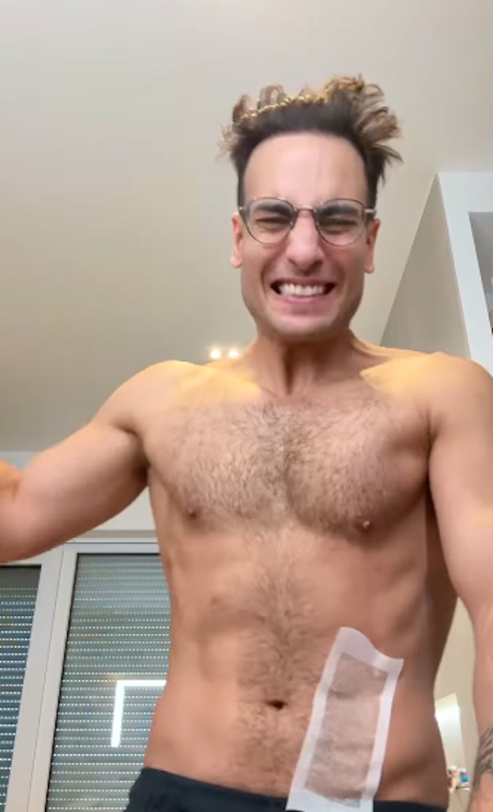 GZSZ-Star Timur Ülker wollte eine glatte Brust für den Dschungel – hatte aber zu wenig Waxingsteifen zu Hause.