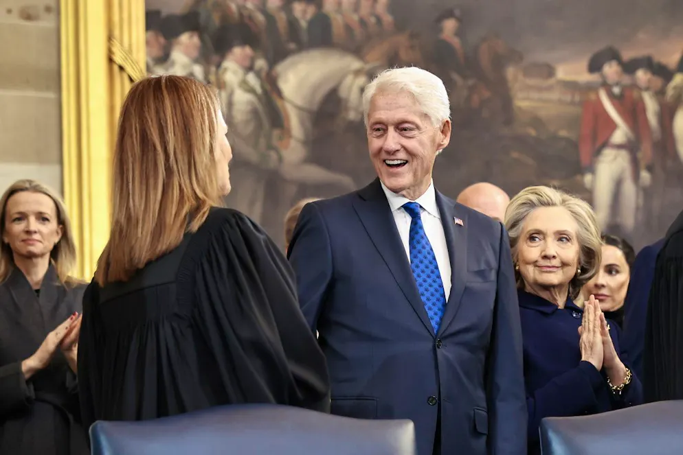 Giuramento Donald Trump. Il giudice associato della Corte Suprema degli Stati Uniti Amy Coney Barrett (sinistra) saluta l'ex Presidente Bill Clinton.