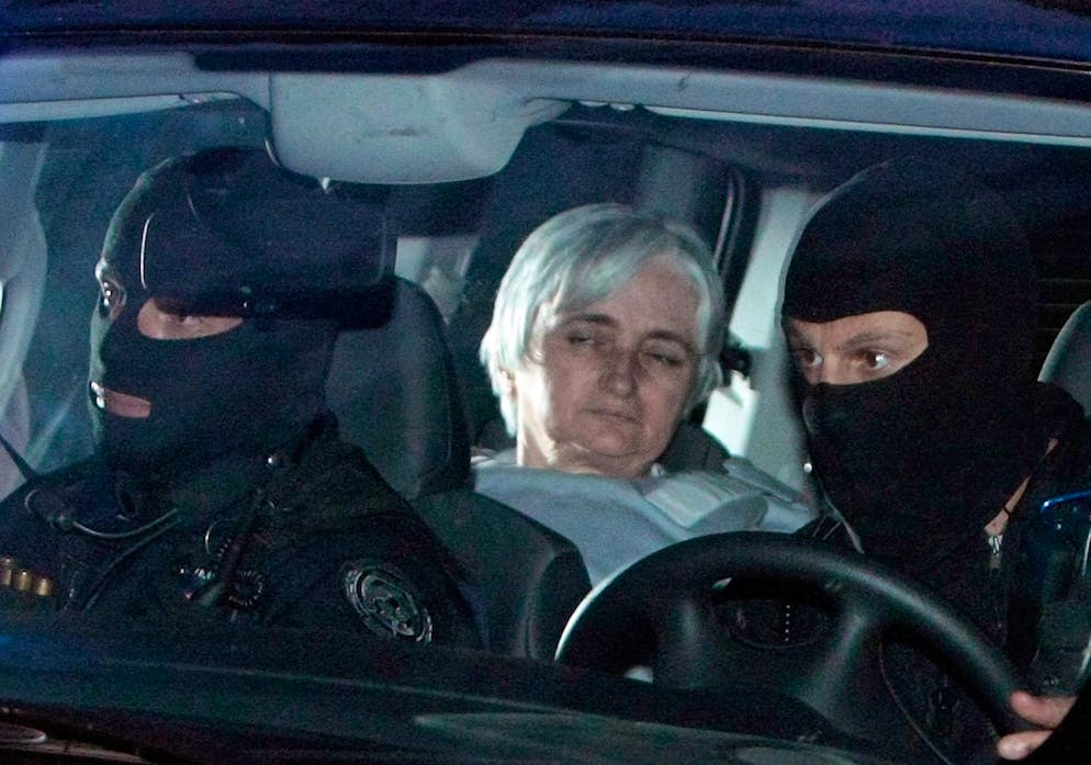 Monique Olivier, l'épouse du tueur en série français Michel Fourniret, quitte le palais de justice de Charleville-Mézières à Charleville-Mézières, dans le nord de la France, mardi 13 mai 2008.