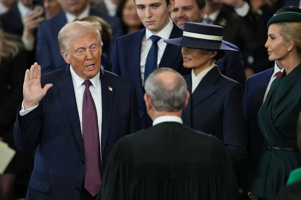 Die Bilder von Donald Trumps Amtseinführung. Vereidigung: Sohn Barron schaut im Hintergrund zu. Rechts steht Tochter Ivanka.