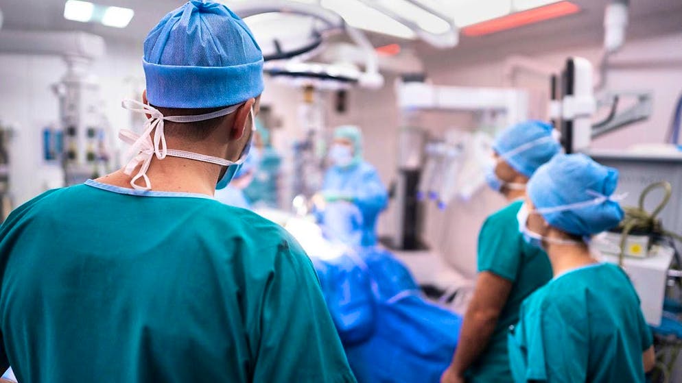 A tumor weighing 1.5 kilograms was removed from an eight-year-old girl in a complicated operation. (symbolic image)