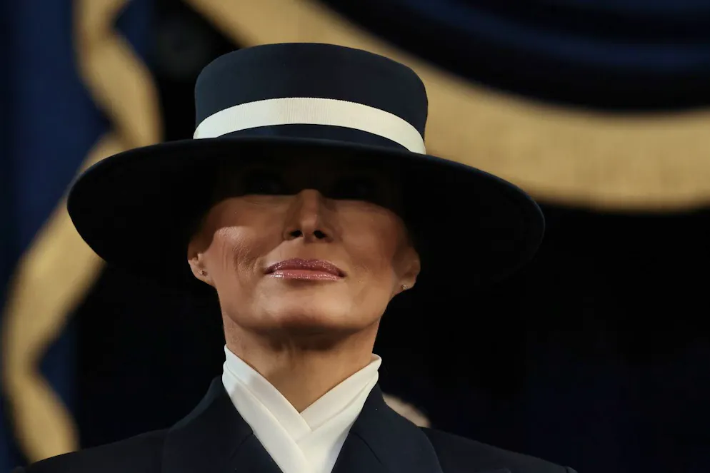 Giuramento Donald Trump. Melania Trump, per la seconda volta First Lady, ha sfoggiato un abito elegante e alquanto insolito per l'occasione, coprendo parte del viso con un cappello a tesa larga.
