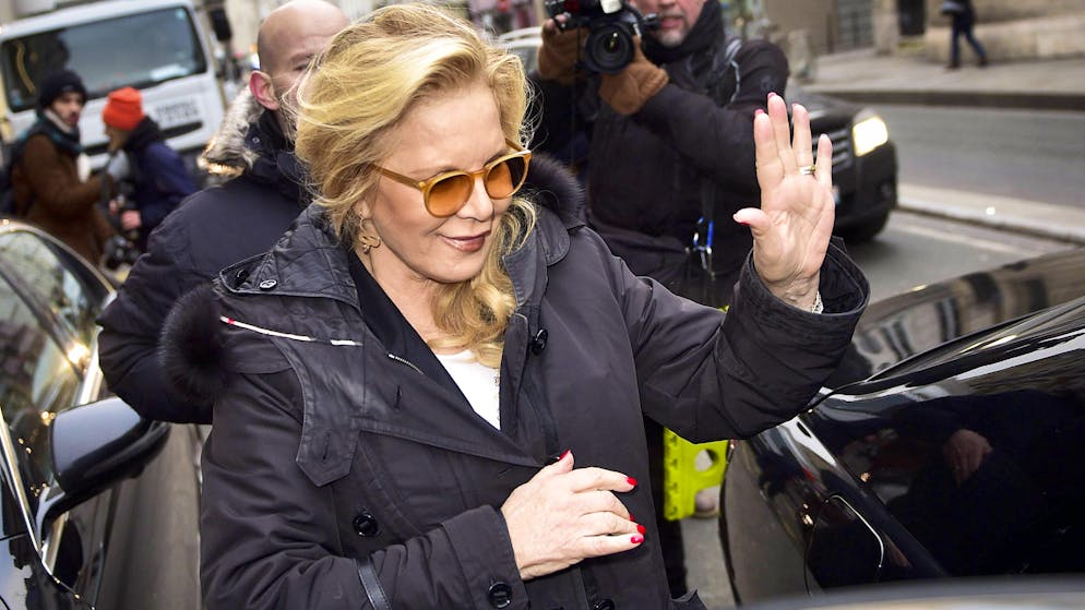 Sylvie Vartan, qui fait à 80 ans ses adieux à la scène, a été une chanteuse populaire aux titres parfois provocateurs.