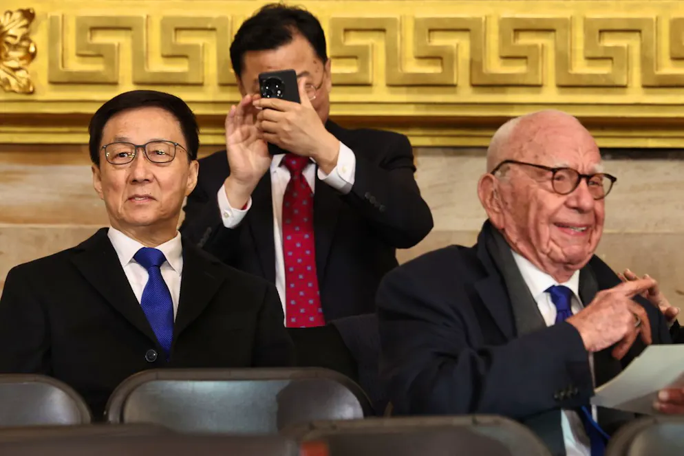 Die Bilder von Donald Trumps Amtseinführung. Chinas Präsident Han Zheng (links) an Medien-Tycoon Rupert Murdoch (rechts).