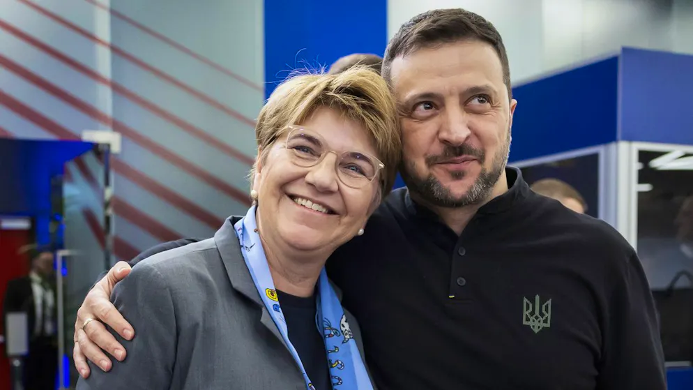 Zu Wolodymyr Selenskyj hat sie einen guten Draht:  Noch-Bundesrätin Viola Amherd (l.) mit dem ukrainischen Präsidenten bei einer Konferenz in Budapest. (7. November 2024) 