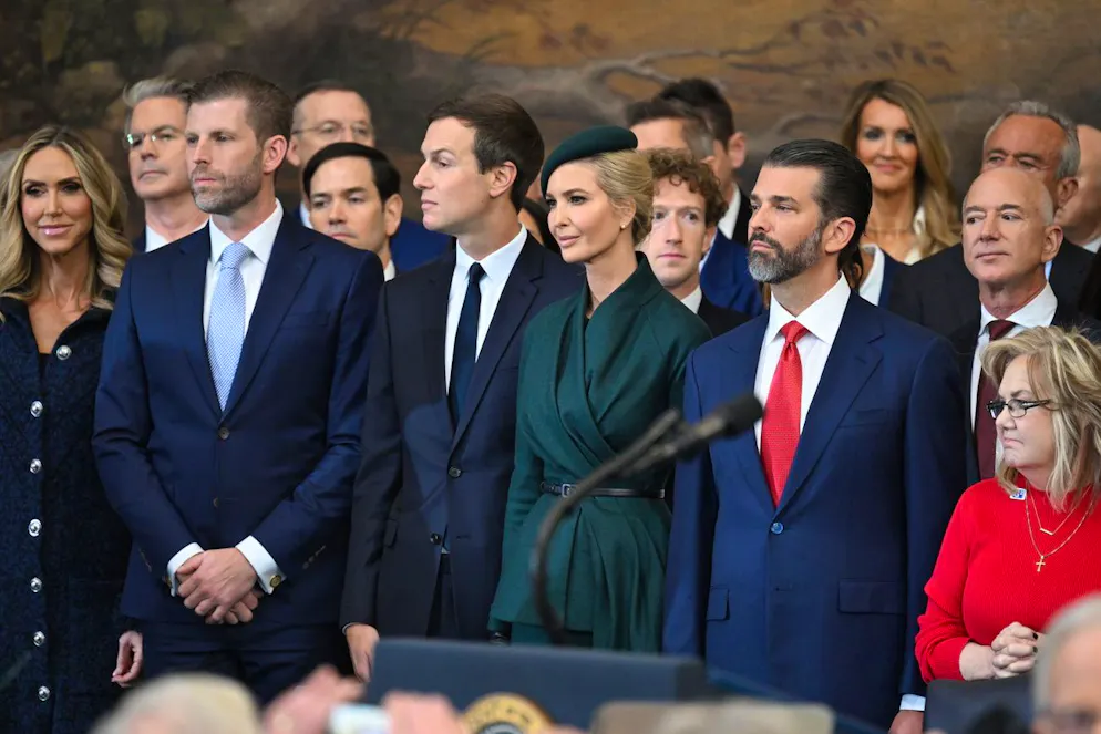 Die Bilder von Donald Trumps Amtseinführung. Trumps Familie während der Zeremonie. Gleich dahinter stehen die CEOs grosser Tech-Firmen – siehe spätere Bilder.