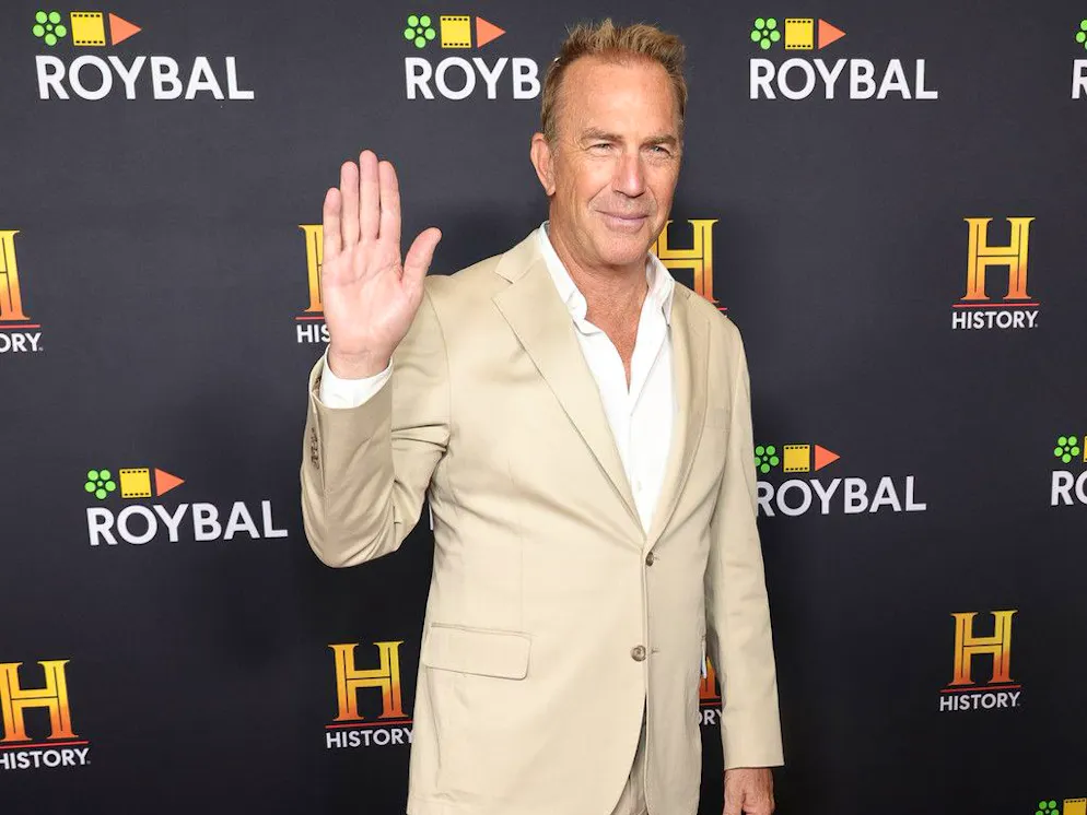 Kevin Costner a reposté sur Instagram une photo de lui et Whitney Houston.
