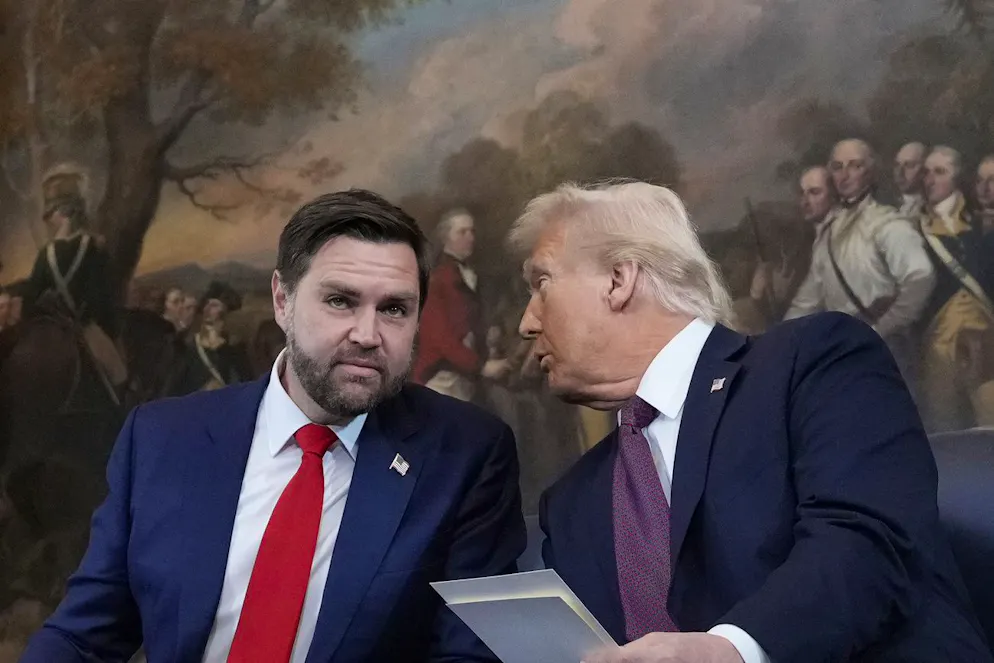 Giuramento Donald Trump. Donald Trump parla con JD Vance il suo vice, a sinistra, prima di prestare giuramento.