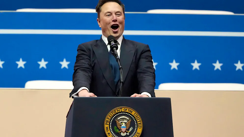Elon Musk spricht bei einer Indoor-Veranstaltung zur Amtseinführung des Präsidenten in Washington. Foto: Matt Rourke/AP/dpa