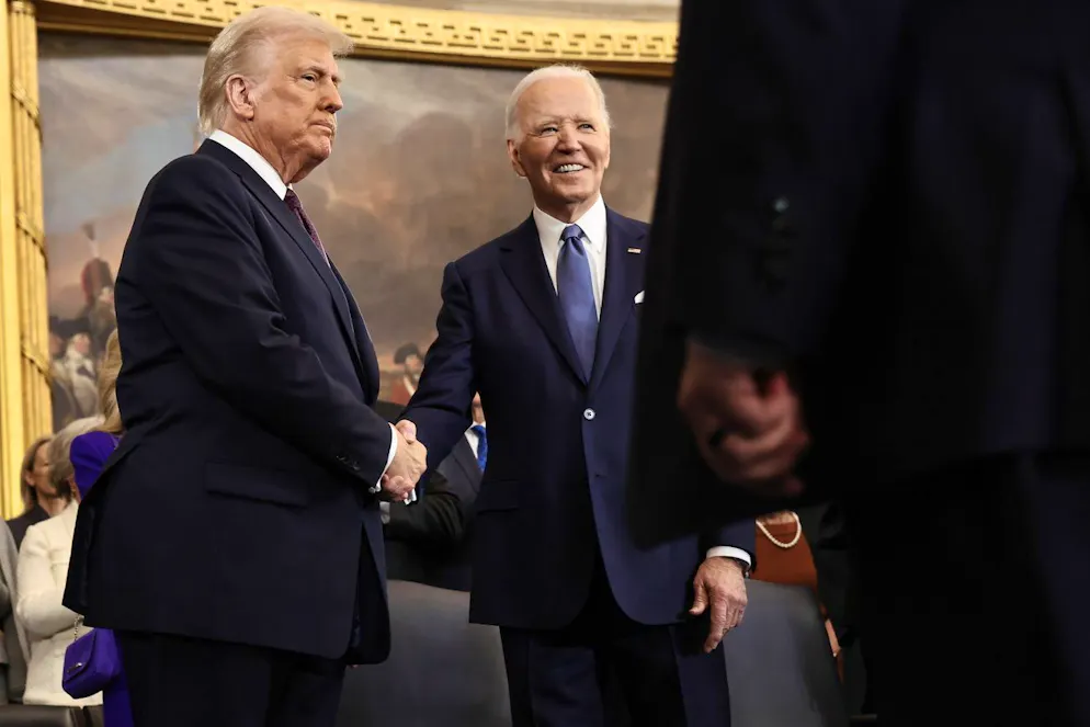 Giuramento Donald Trump. Il Presidente eletto degli Stati Uniti Donald Trump (sinistra) saluta il Presidente uscente Joe Biden al suo arrivo per le cerimonie di insediamento nella Rotonda del Campidoglio degli Stati Uniti, il 20 gennaio 2025, a Washington, DC.