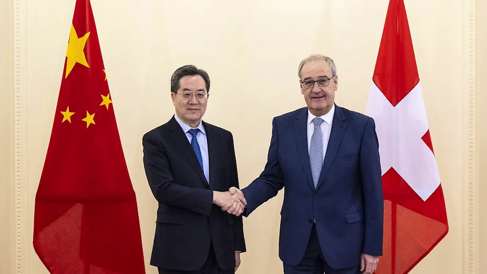 Il consigliere federale Guy Parmelin, vicepresidente del Consiglio federale e capo del Dipartimento federale dell'economia, della formazione e della ricerca (DEFR), assieme al vice primo ministro del Consiglio degli Affari di Stato della Repubblica Popolare Cinese, Ding Xuexiang.