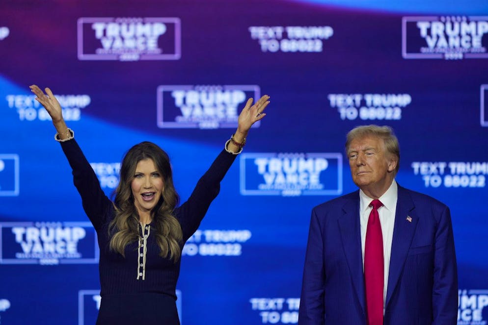 Donald Trump et la gouverneure du Dakota du Sud, Kristi Noem, dansent sur la chanson «Y.M.C.A.» lors d'une campagne au Greater Philadelphia Expo Center & Fairgrounds, le 14 octobre 2024, à Oaks, en Pennsylvanie.