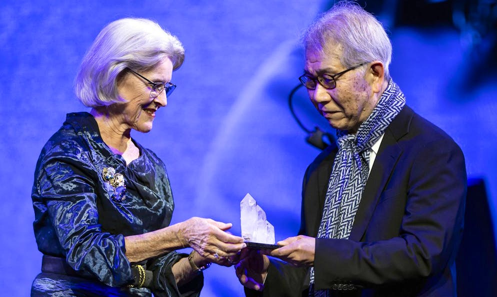 WEF Crystal Award. Hilde Schwab, Vorsitzende und Mitgründerin der Schwab Foundation for Social Entrepreneurship (l.), übergibt den Crystal Award an Riken Yamamoto. Der japanische Architekt erhielt die Auszeichnung für seine Arbeit in Bezug auf Nachhaltigkeit und seine Designphilosophie.