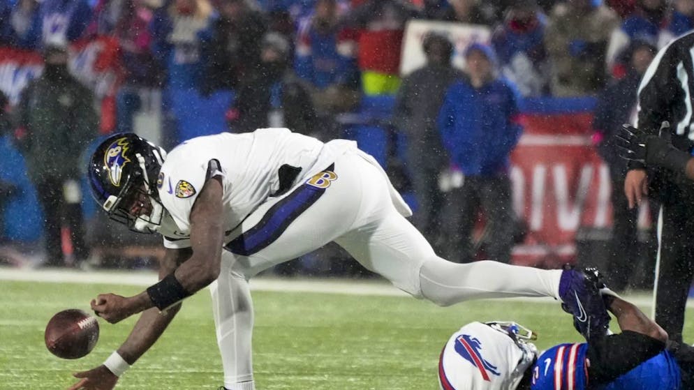 Erneut in den Playoffs gestrauchelt: Lamar Jackson verliert den Ball und "schenkt" Buffalo drei letztlich entscheidende Punkte