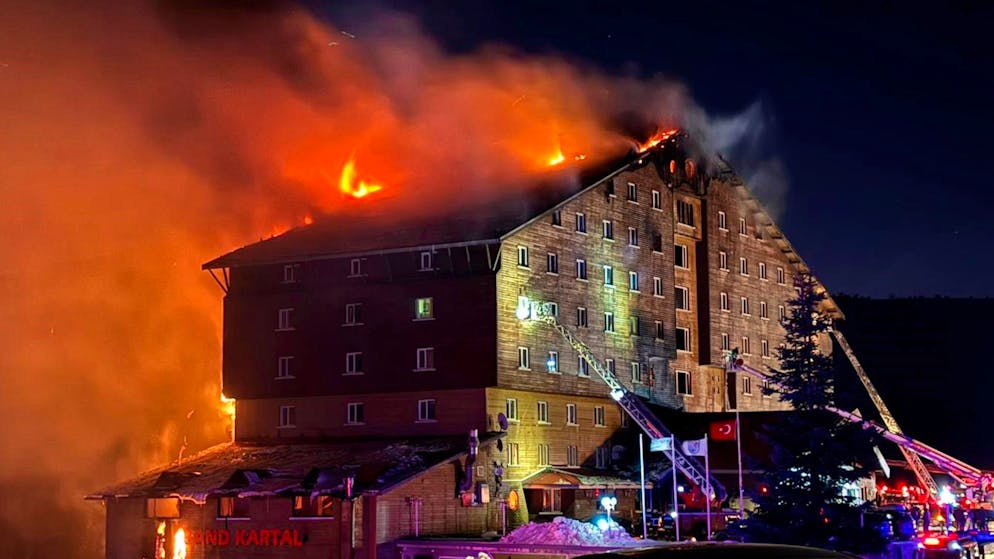 In einem Skigebiet in der Türkei brennt ein Hotel.