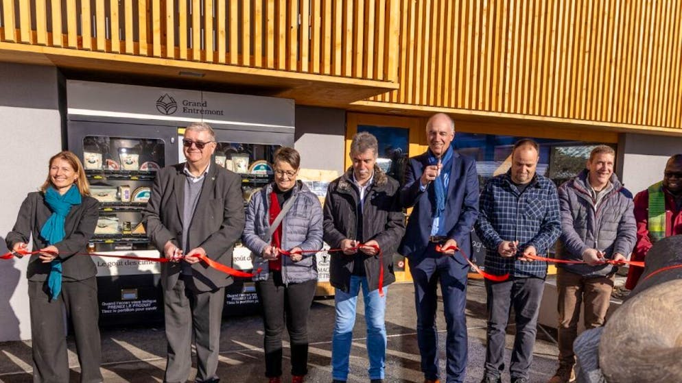 La nouvelle fromagerie d'Etiez a été inaugurée,mardi matin, en présence du conseiller d'Etat en charge du Département de l'économie et de la formation (5e depuis la gauche).