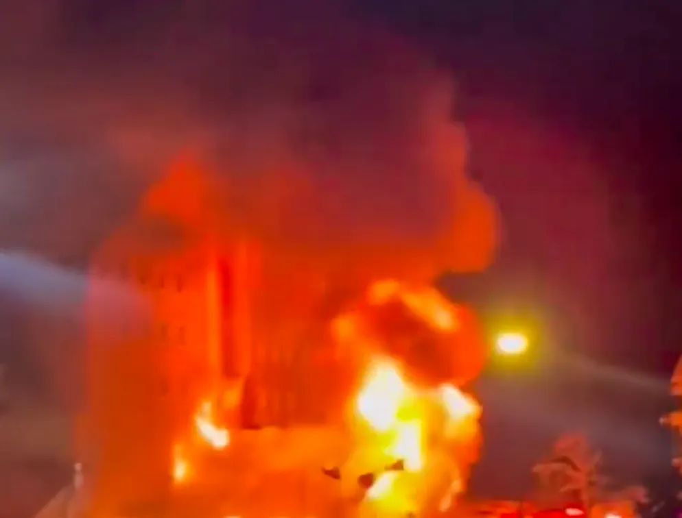 Der Brand im Skiresort fordert mindestens 10 Tote. 