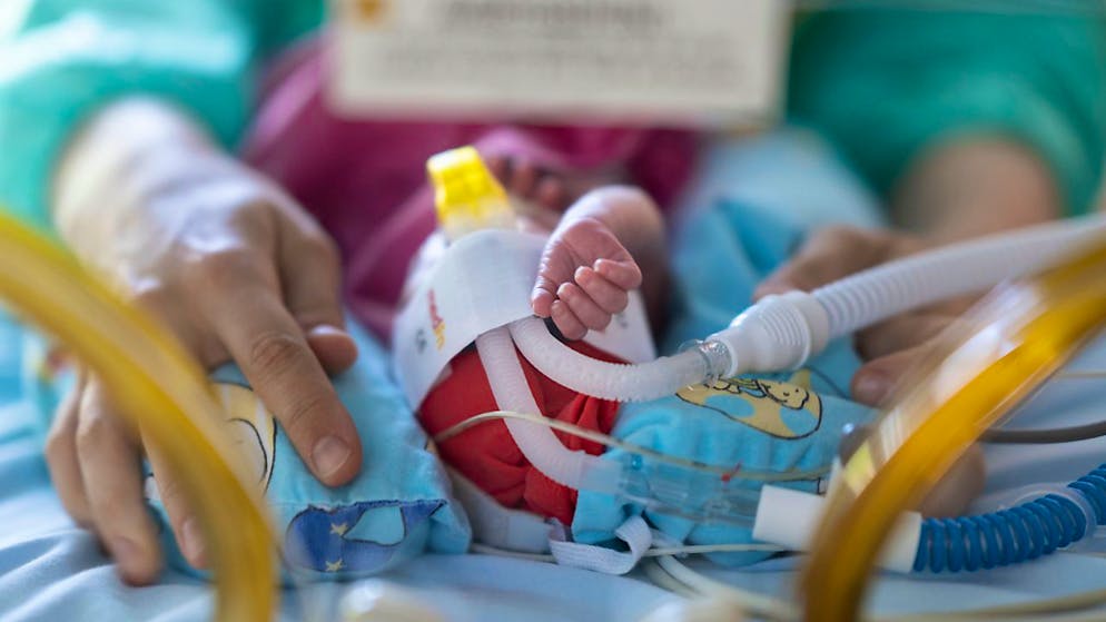 Für ihre Studie spielen die Forschenden des Universitätsspitals Genf den Frühchen eigens dafür komponierte Musik über Kopfhörer ab. (Archivbild)