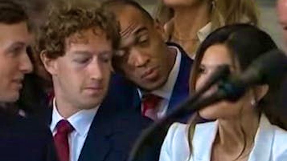 Ecco 5 momenti curiosi. Alla cerimonia di Trump un vestito audace, una Bibbia non usata e una risata improvvisa