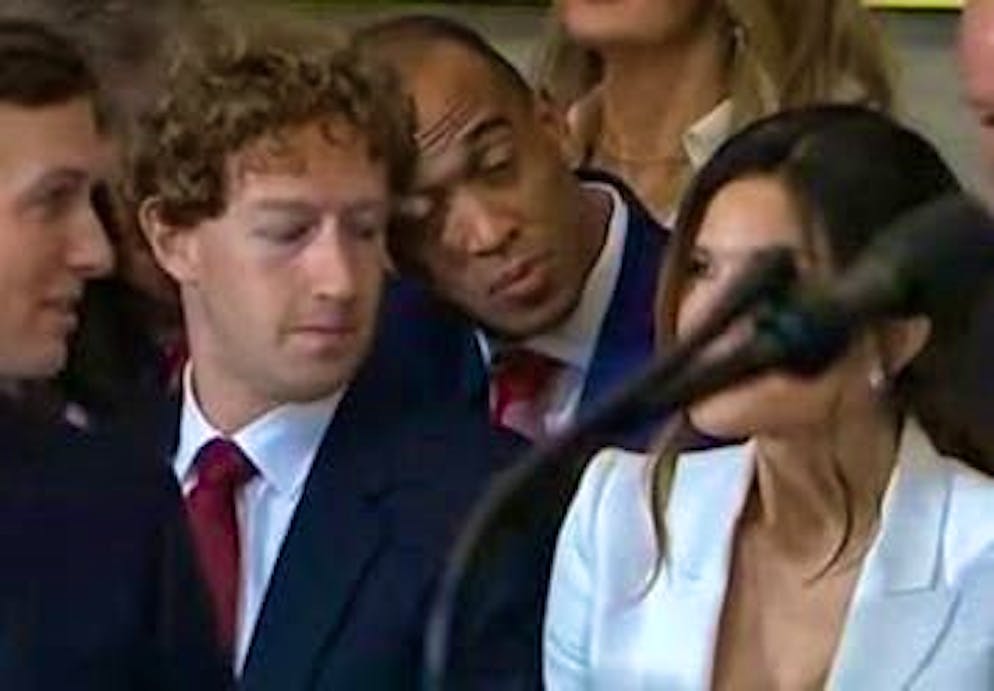 Lo sguardo di Mark Zuckerberg si è allontanato per un attimo...
