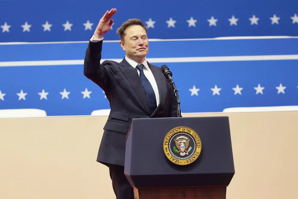 Elon Musk, PDG de Tesla, s'adresse à la foule au Capitol One Arena après son discours lors des cérémonies d'investiture du président américain Donald Trump à Washington, DC, États-Unis, le 20 janvier 2025. Son geste fait jaser.