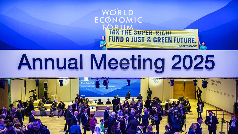 Les activistes ont brandi une banderole devant l'entrée du hall principal où l'ouverture du WEF se déroule.