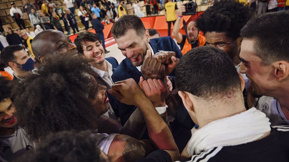 Stefan Ivanovic, Tiago Splitter (de face) et le Paris Basket célèbrent leur victoire à Monaco (80-87).