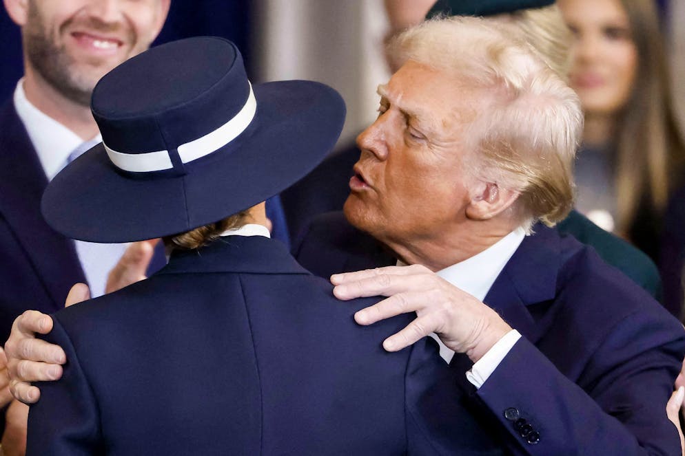 Melania Trump et son chapeau. Moment marquant: Donald Trump a tenté d’embrasser son épouse, ce qui s'est avéré difficile à cause du «chapeau-bouclier» que portait Melania Trump ce 20 janvier.