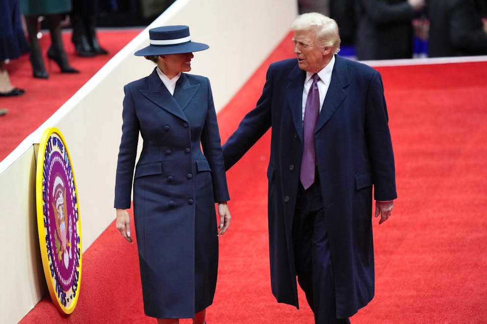 Melania Trump an Donald Trumps Amtseinführung. Das Ensemble, bestehend aus zweireihigem Mantel, Bleistiftrock und elfenbeinfarbener Bluse, stammt von dem New Yorker Designer Adam Lippes.