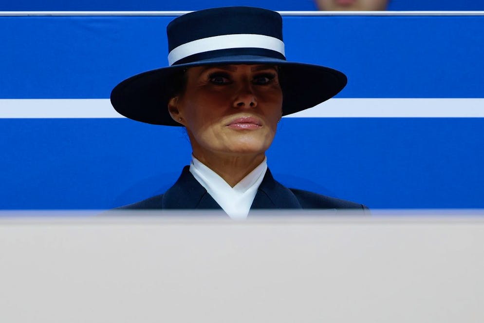 Melania Trump et son chapeau. Lors de certains moments, son visage semblait à peine visible, caché dans l’ombre, laissant au mouvement de ses lèvres le soin de transmettre ses émotions. 