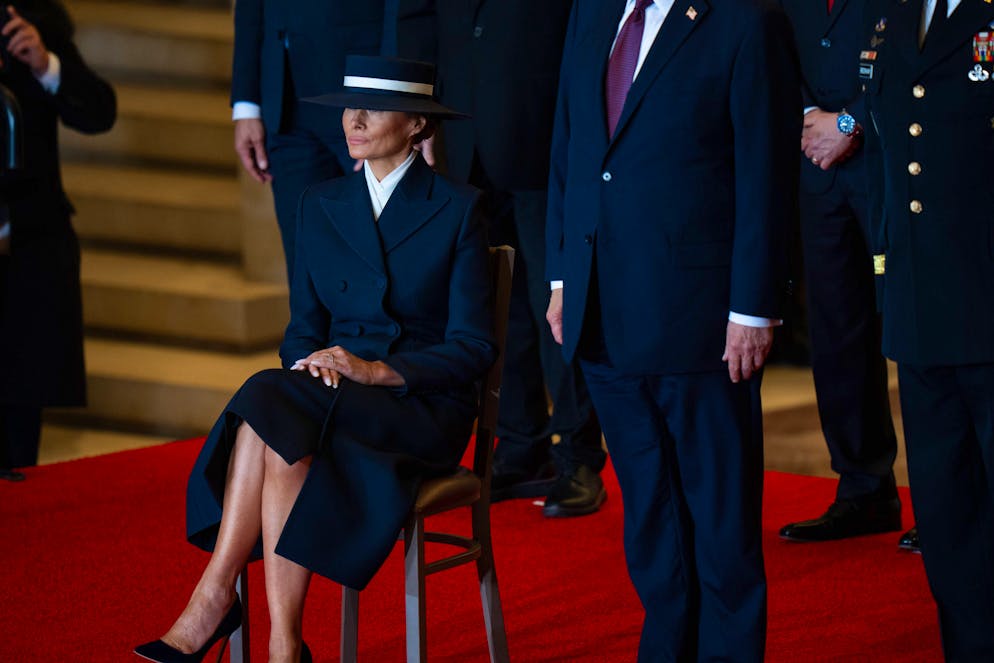 Melania Trump et son chapeau. Sans surprise, le style de sa tenue s’inscrivait dans la continuité de ses choix passés. Mélange d’élégance et de distance, elle arborait un manteau bleu marine à double boutonnage, une jupe assortie et un chemisier en crêpe de soie ivoire.