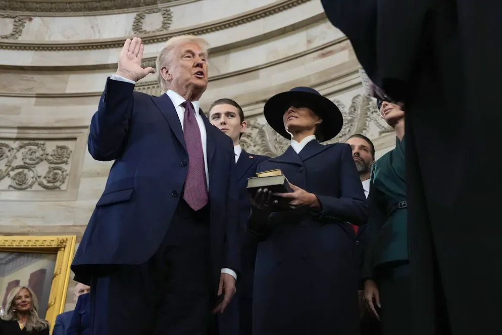 Donald Trump legt seine Hand nicht auf die Bibel. 