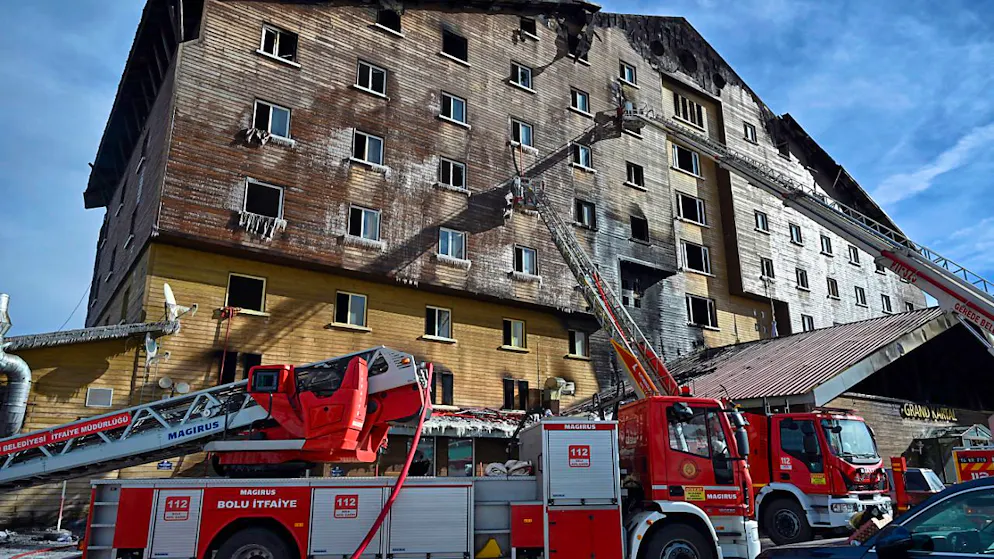 Feuerwehrleute bei einem Hotel im Skigebiet Kartalkaya. Foto: Mert Gokhan Koc/dia Photo/AP/dpa