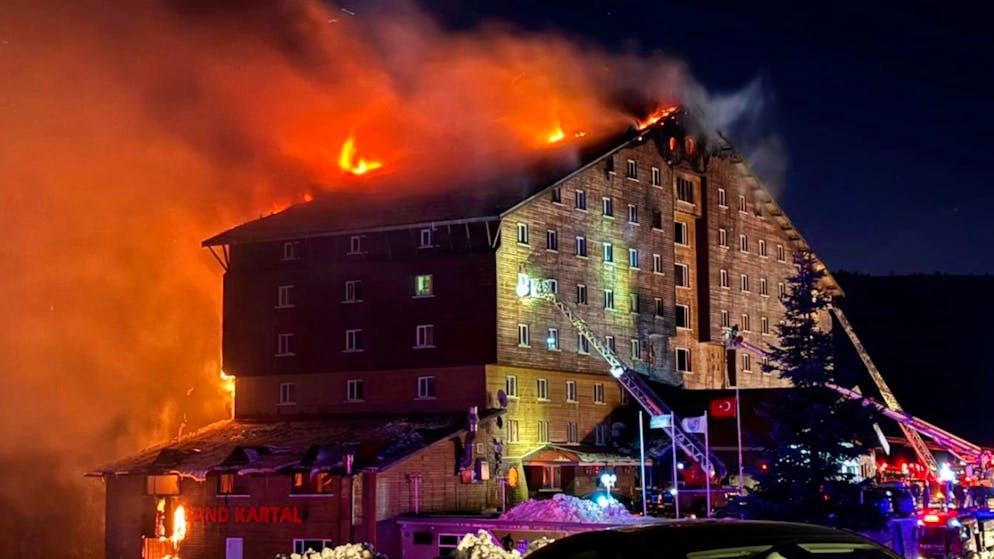 dpatopbilder - Feuerwehrleute arbeiten daran, ein Feuer in einem Hotel im Skigebiet in der Provinz Bolu im Nordwesten der Türkei zu löschen. Foto: IHA/AP/dpa