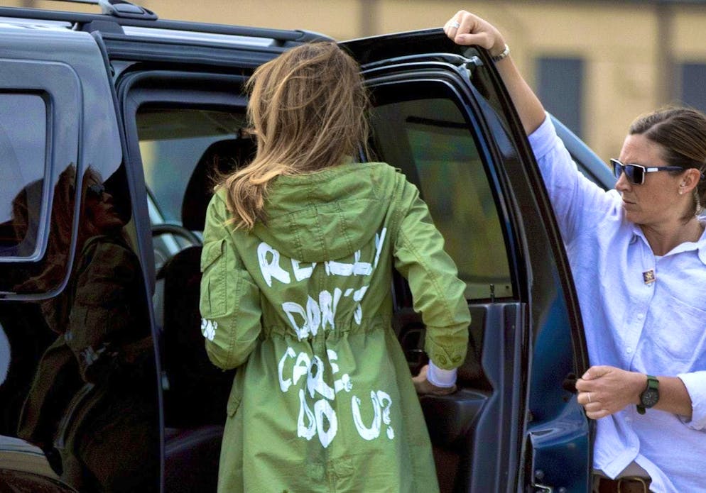Nel 2018, Melania Trump è apparsa indossando una giacca con la scritta: «I really don't care, do u?».