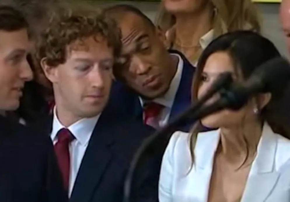 Mark Zuckerbergs Blicke entglitten ihm einen Moment. 