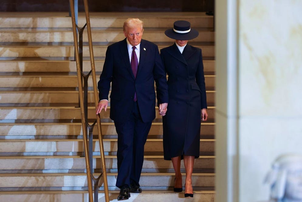 Melania Trump et son chapeau. Question tenue, elle a jeté son dévolu sur des pièces très chic signées Adam Lippes, un créateur américain, mettant ainsi la mode locale à l’honneur – un clin d’œil évident à son mari.