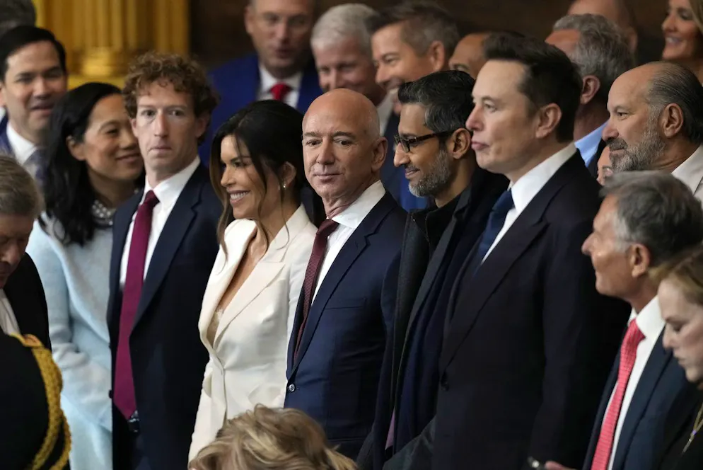 Les invités, dont Mark Zuckerberg, Jeff Bezos, Sundar Pichai et Elon Musk, arrivent avant la 60e investiture présidentielle dans la rotonde du Capitole des États-Unis à Washington, lundi 20 janvier 2025. (AP Photo/Julia Demaree Nikhinson, Pool)