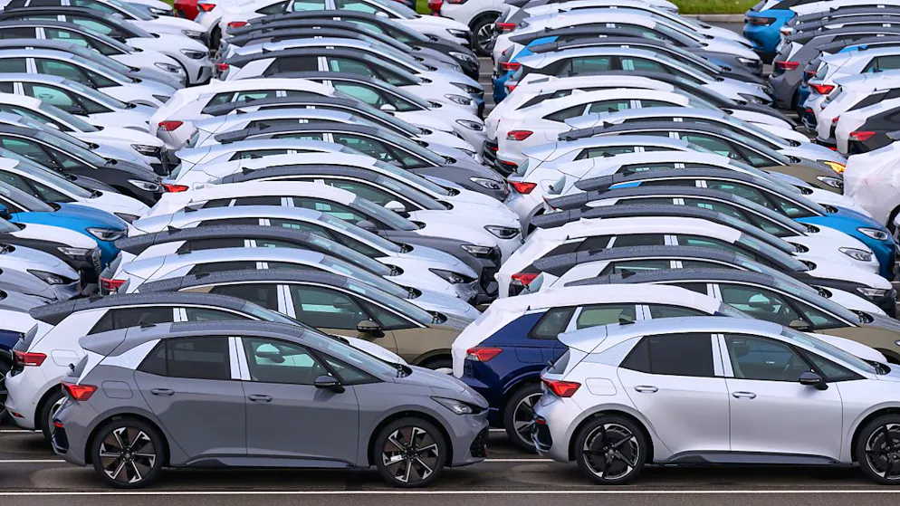 Die PKW-Neuzulassungen in der Europäischen Union sind im vergangenen Jahr insgesamt gewachsen - im Bild VW-Neuwagen auf einem Werksgelände in Zwickau. (Archivbild)